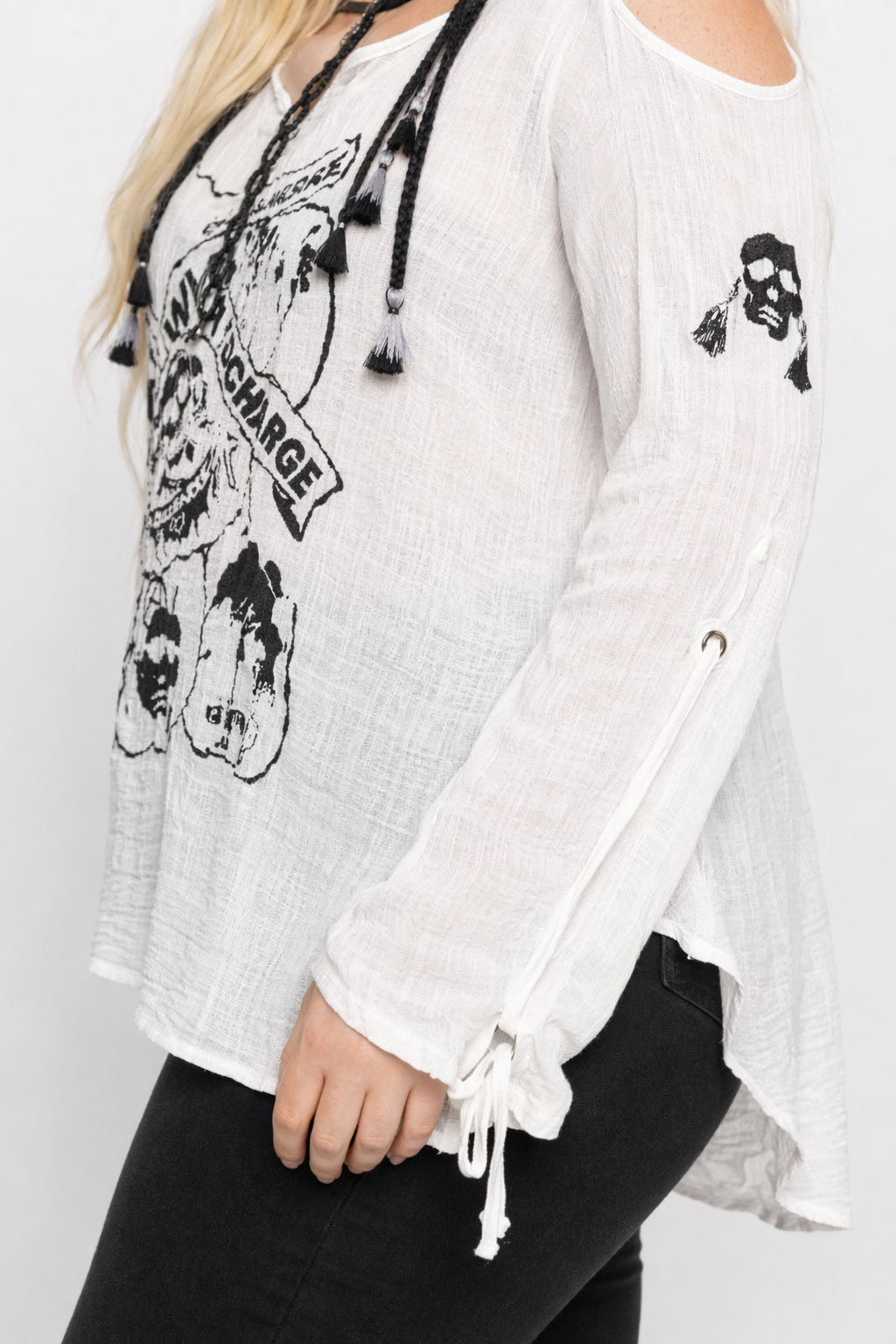 Skull shoulder sweater White